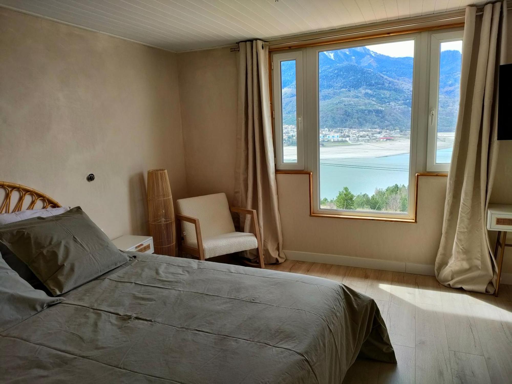 Le Cosy Du Plongeoir - T2 Neuf Avec Vue Sur Le Lac De Serre Poncon Et Grande Terrasse Avec Jardin Savines Pokoj fotografie