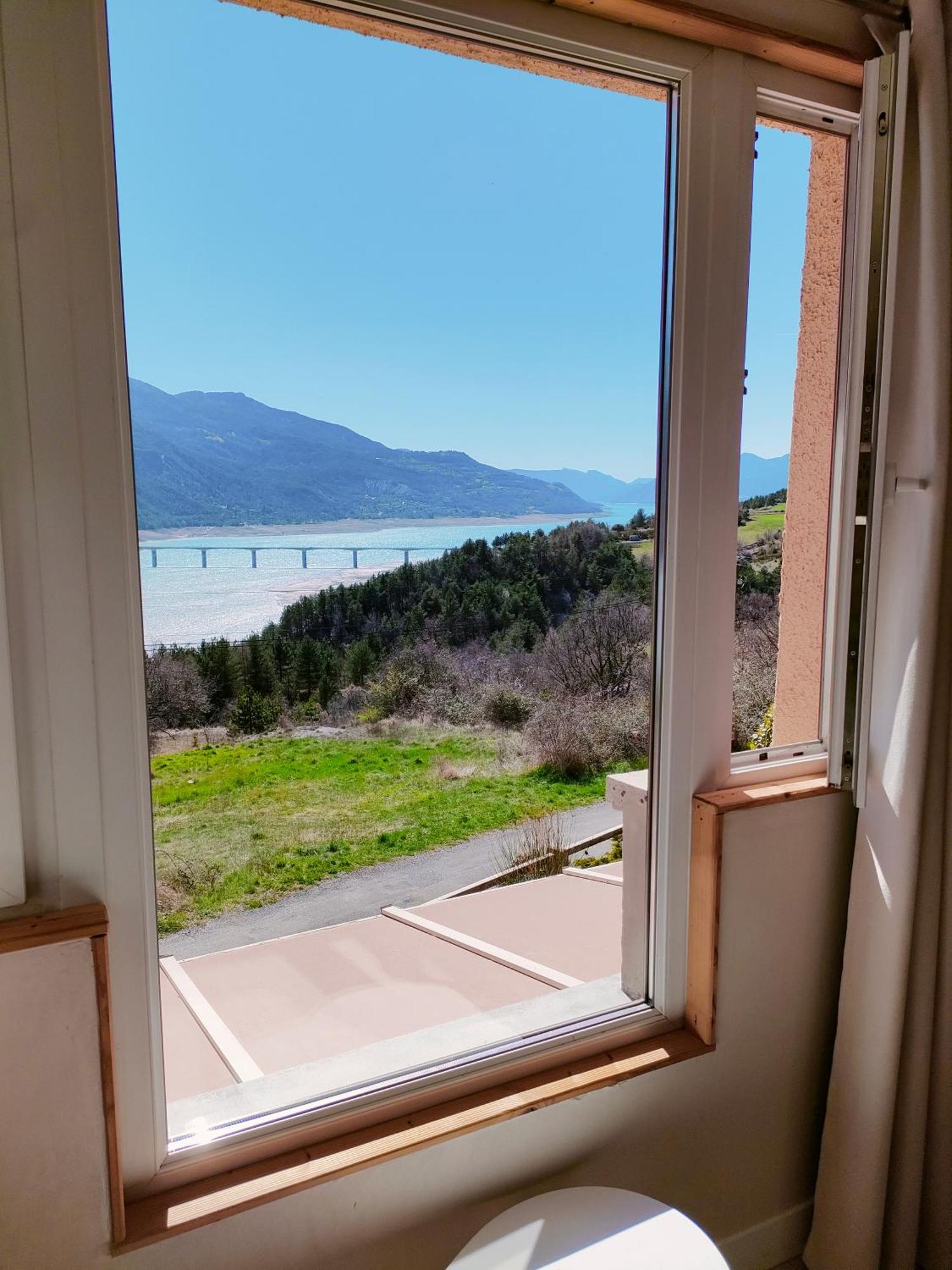 Le Cosy Du Plongeoir - T2 Neuf Avec Vue Sur Le Lac De Serre Poncon Et Grande Terrasse Avec Jardin Savines Exteriér fotografie
